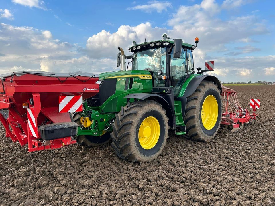  Een nieuwe John Deere 6R195 tractor